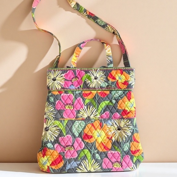 Vera Bradley Vera tote bag in the "Jazzy Blooms" pattern ❤️ - Picture 1 of 6